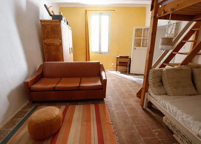 Villageois Ou Maison Entiere